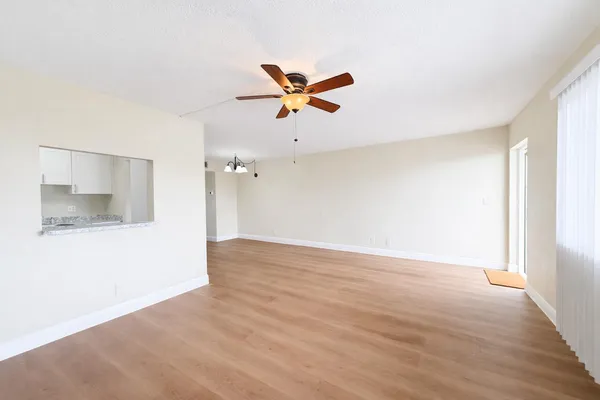 $1,400 | 700 Village Green Court, Unit 316, Palm Springs, FL 33461