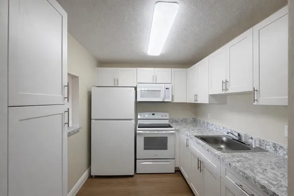 $1,400 | 700 Village Green Court, Unit 316, Palm Springs, FL 33461