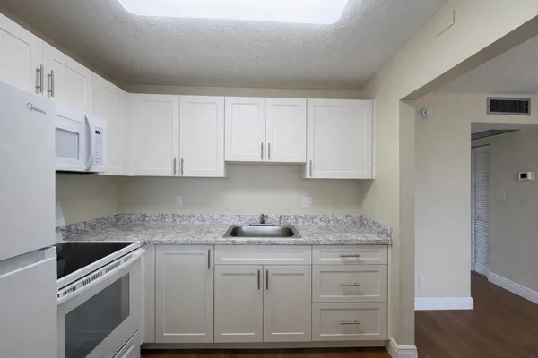 $1,400 | 700 Village Green Court, Unit 316, Palm Springs, FL 33461