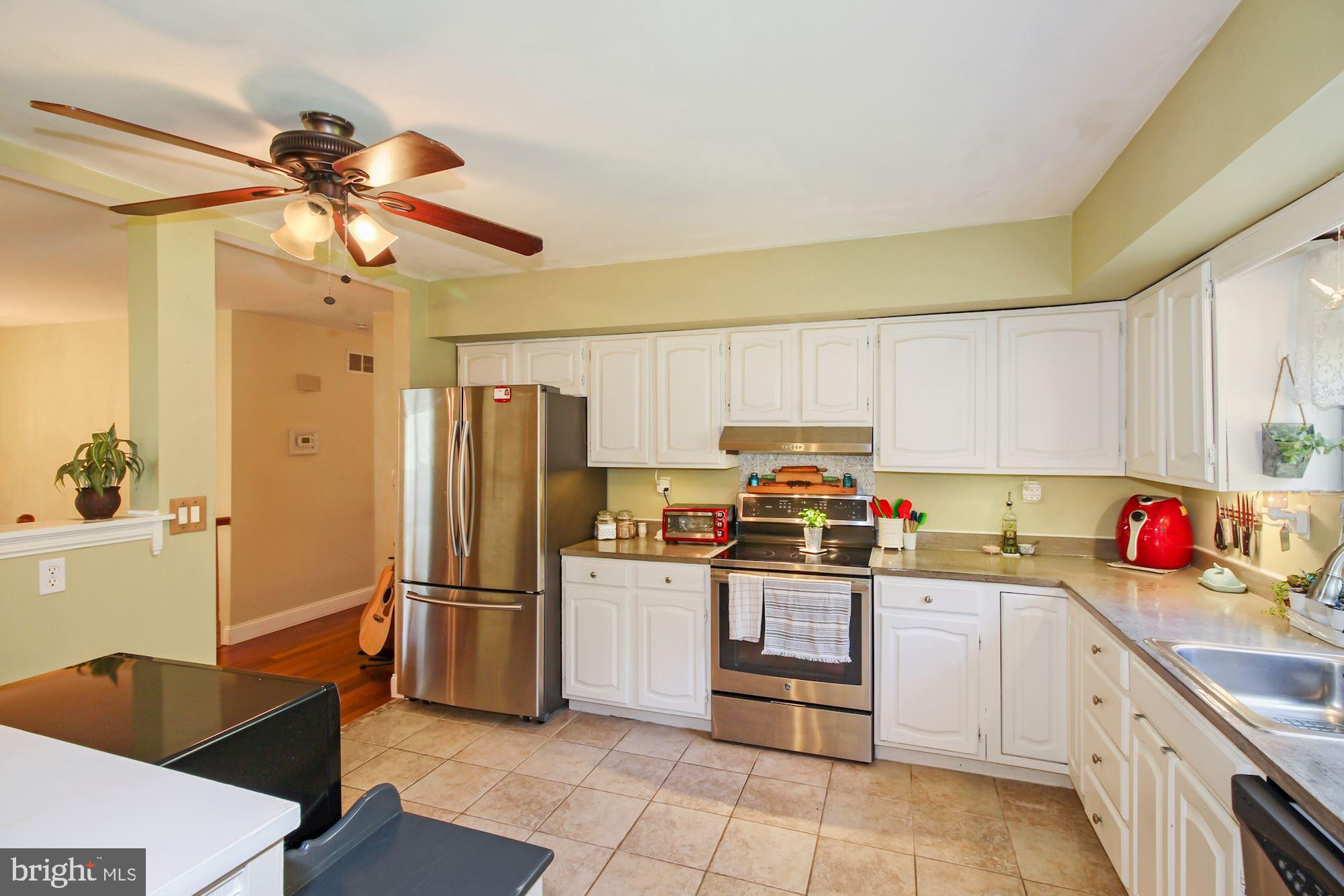 4141 London Bridge Road Finksburg, MD 21048 - Photo 4 of 31 Stainless steel appliances and tile flooring.