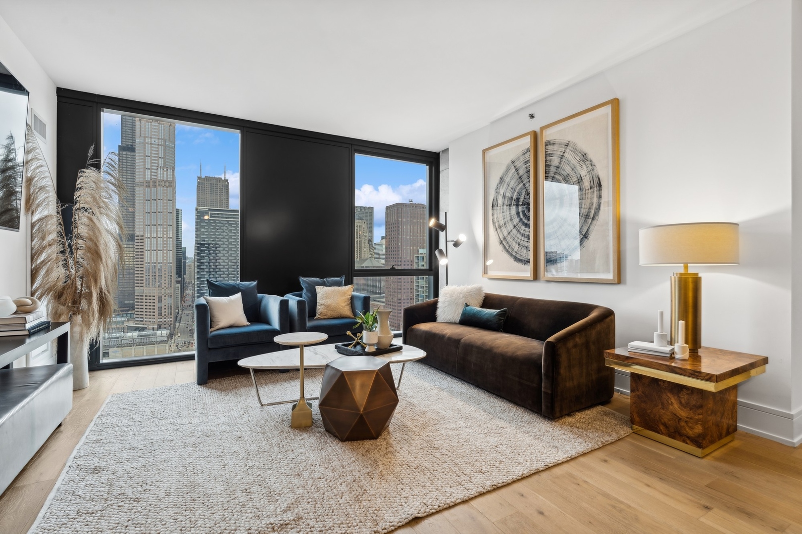 234 West Polk Street, Unit 3204 Chicago, IL 60607 - Photo 4 of 39 a living room with furniture and a lamp