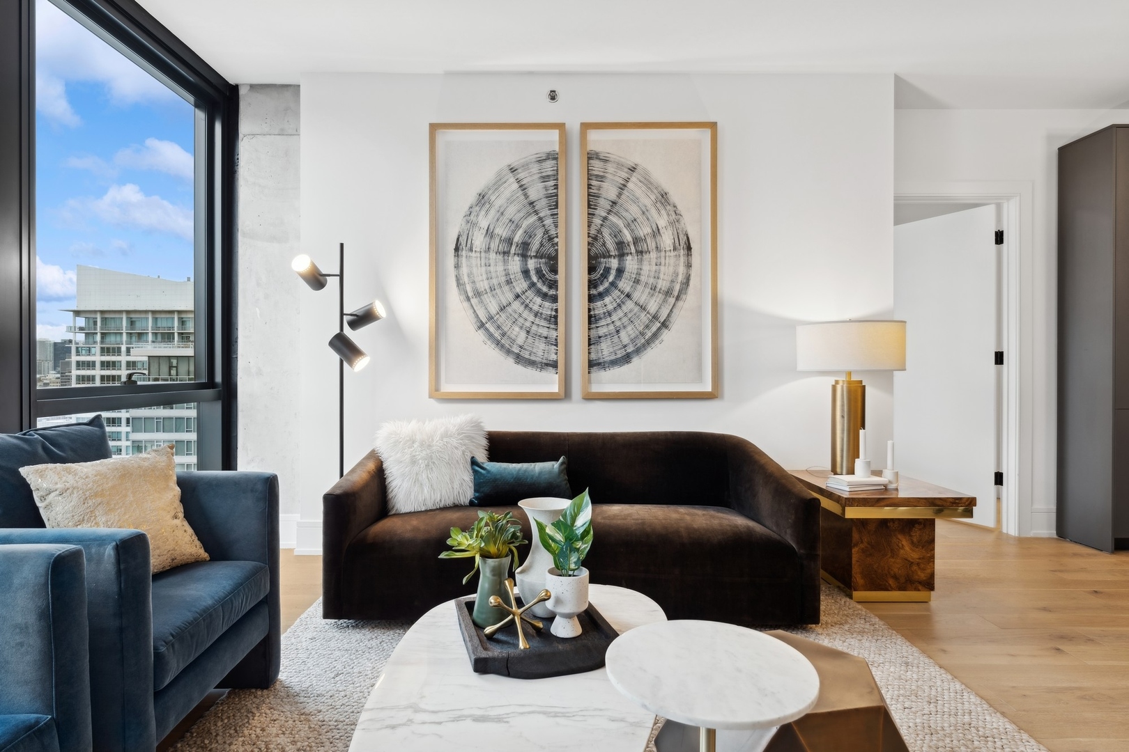 234 West Polk Street, Unit 3204 Chicago, IL 60607 - Photo 8 of 39 a living room with furniture and a large window