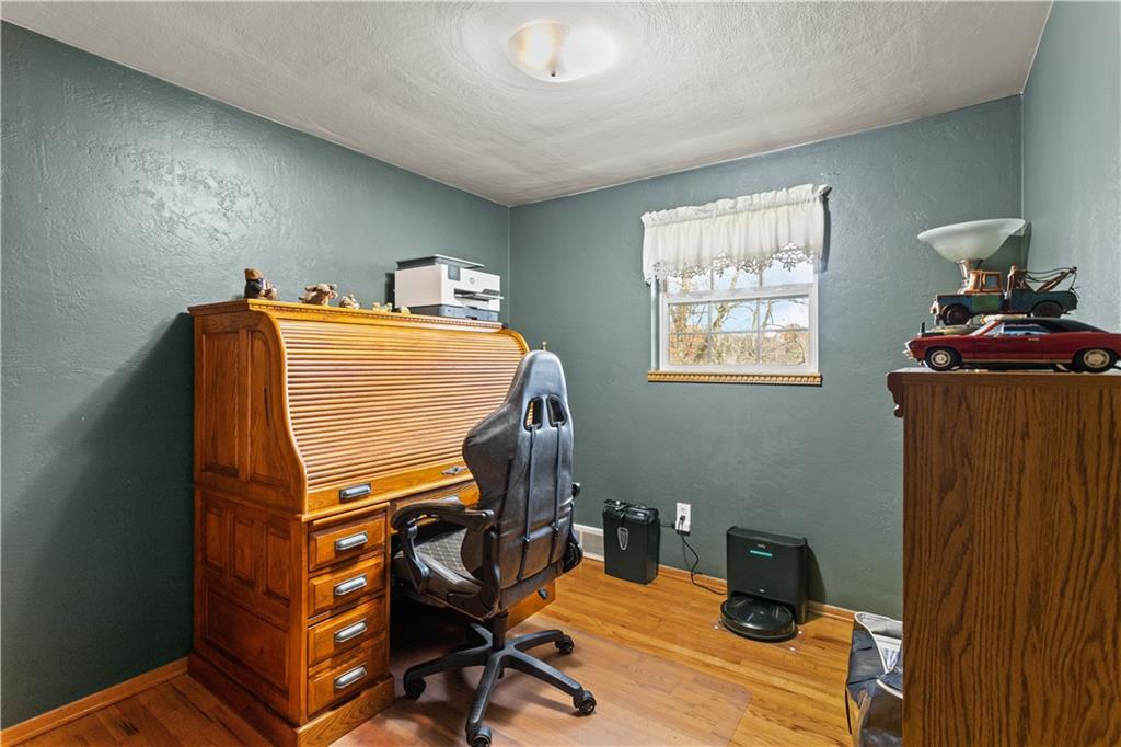 90 Davis Road Coraopolis, PA 15108 - Photo 16 of 29 a bedroom with a workspace