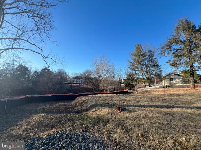 a view of a yard with a house