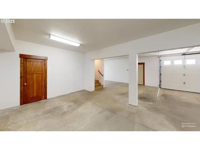 a black and white photo of a room