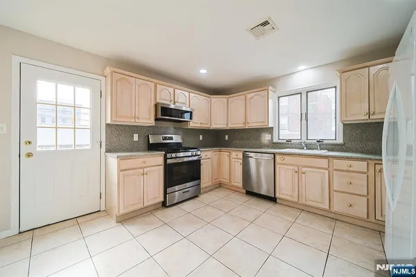 $4,300 | 2432 3rd Street, Unit B, Fort Lee, NJ 07024