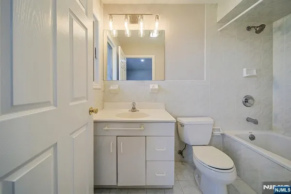 $4,300 | 2432 3rd Street, Unit B, Fort Lee, NJ 07024