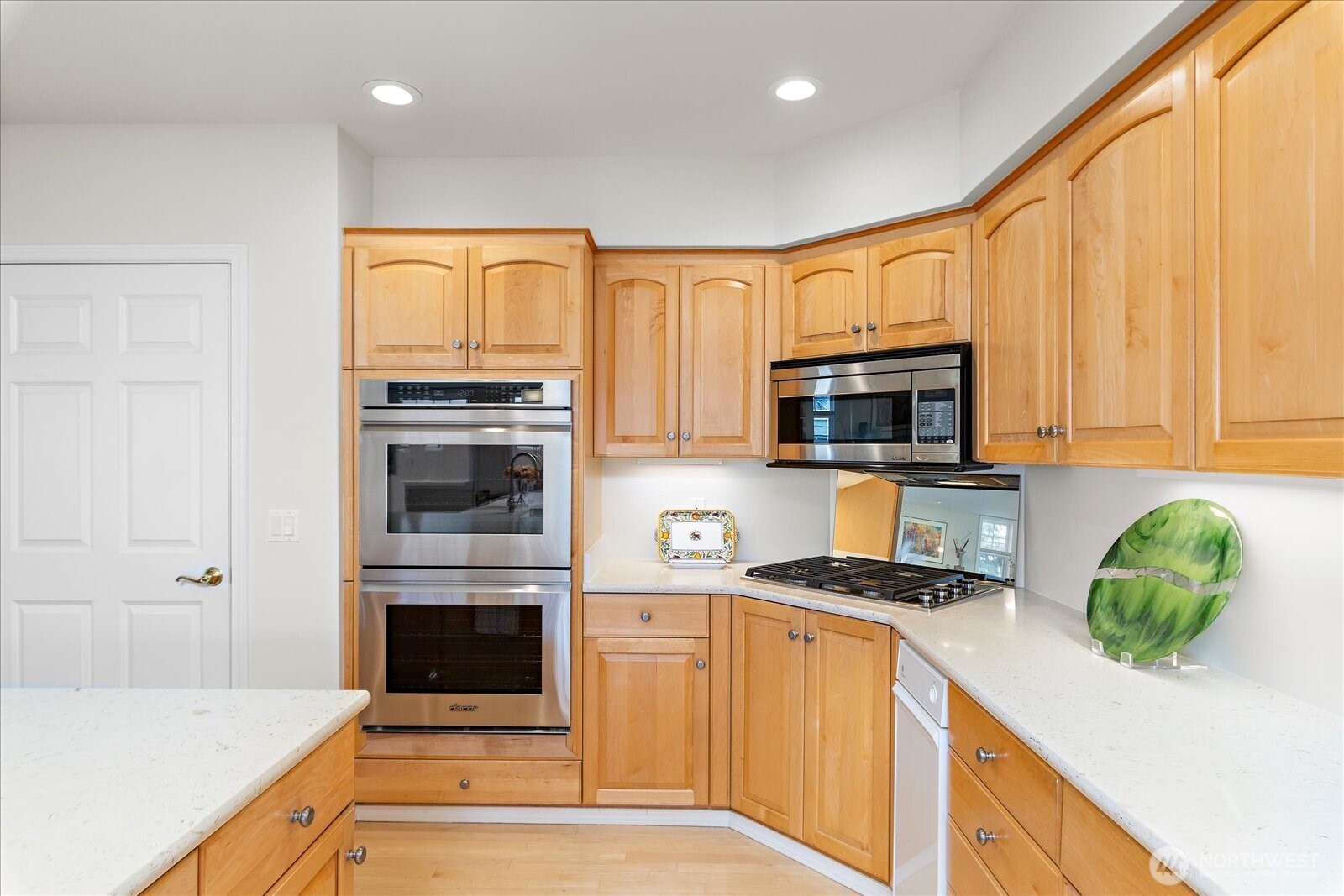 546 Walnut Street, Unit 201 Edmonds, WA 98020 - Photo 11 of 34