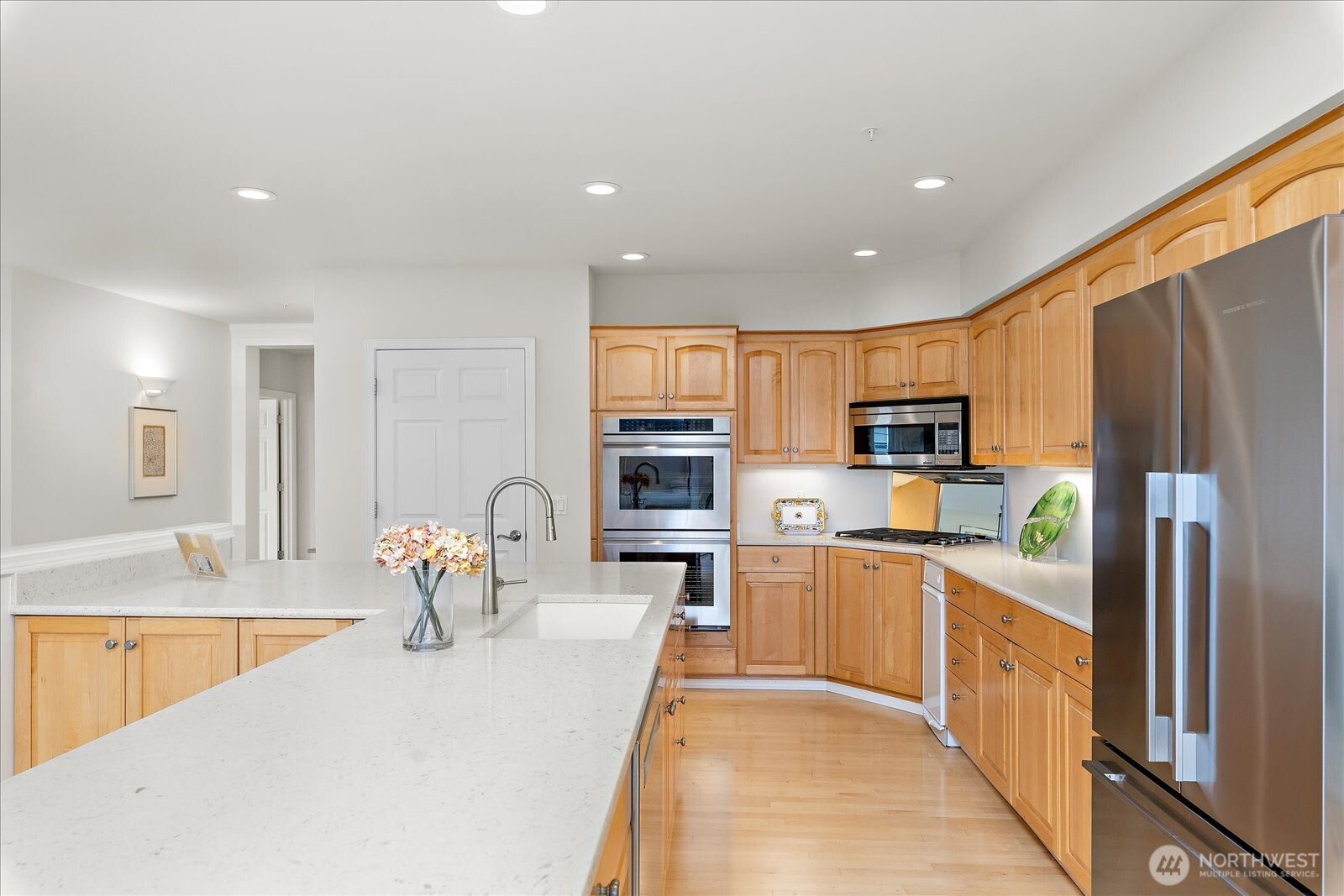 546 Walnut Street, Unit 201 Edmonds, WA 98020 - Photo 9 of 34