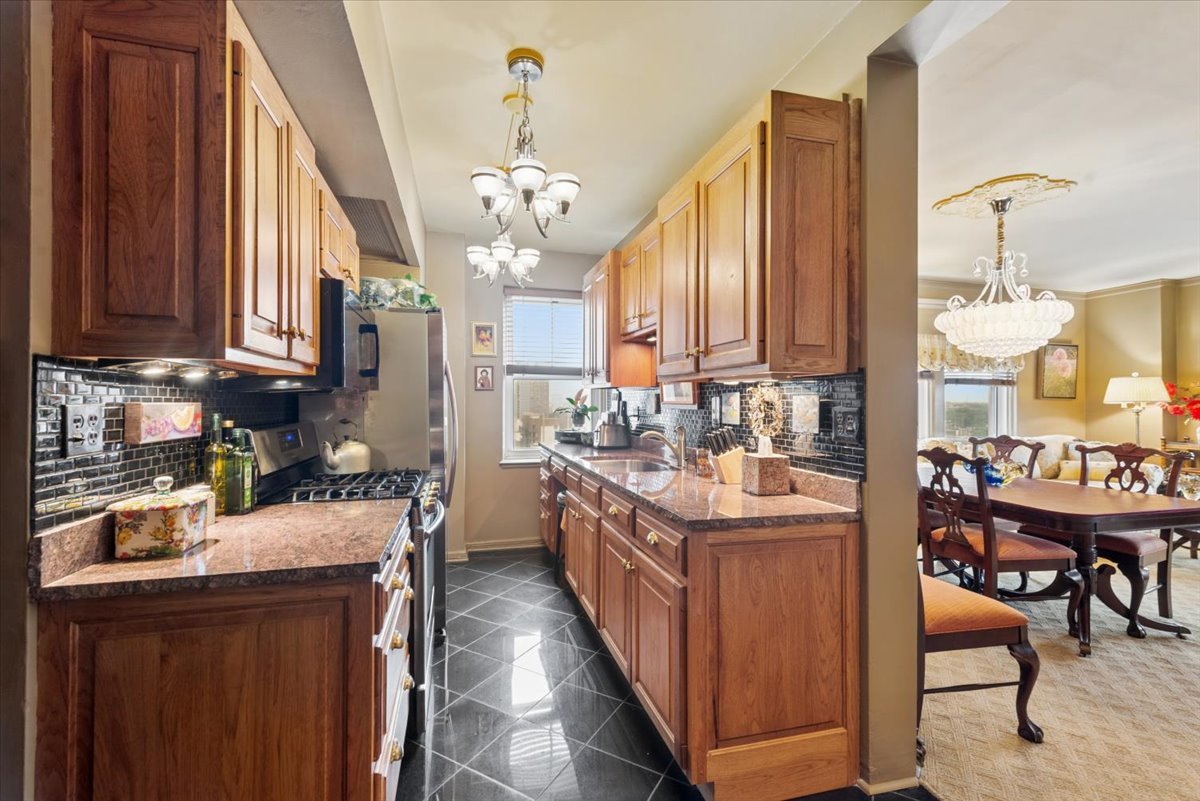 5555 North Sheridan Road, Unit 1007 Chicago, IL 60640 - Photo 13 of 32 Gallery Image 13