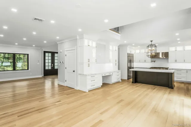 a black and white photo of a building