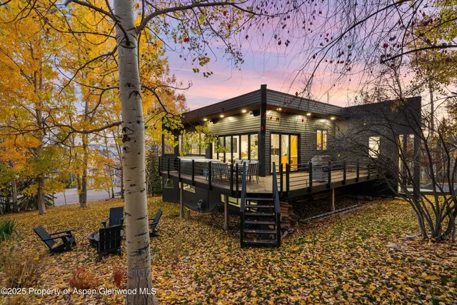 a wooden bench sitting in front of a building