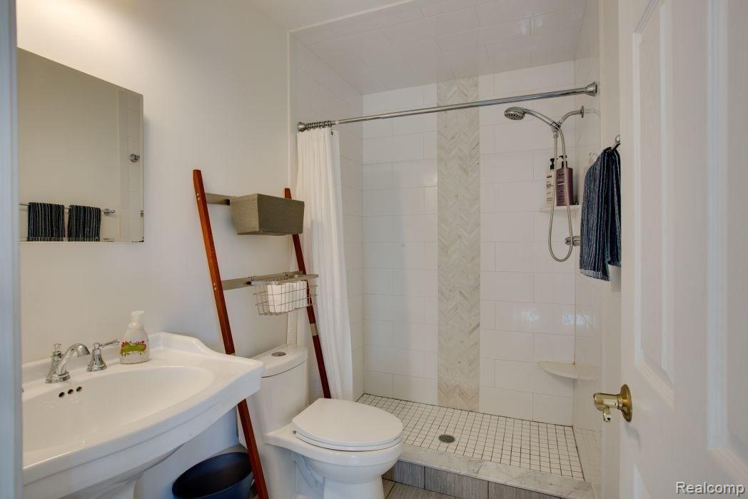 1402 Crescent Lane, Unit 330 Rochester, MI 48306 - Photo 18 of 32 Master Bath