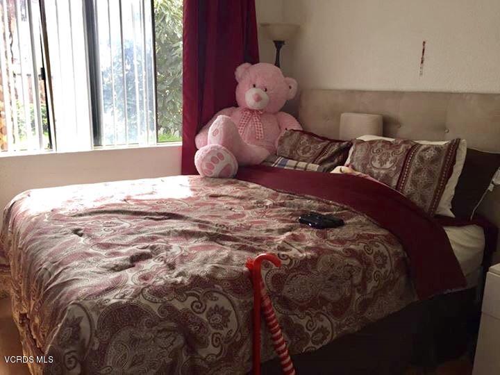 310 Fairbourne Place Oxnard, CA 93033 - Photo 7 of 7 a bed sitting in a bedroom next to a window