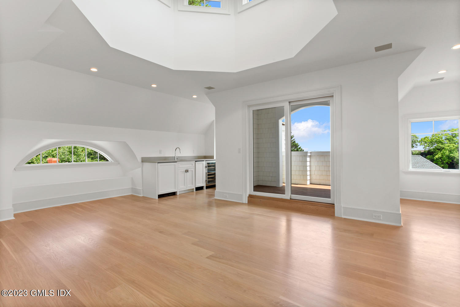4 Ford Lane Old Greenwich, CT 06870 - Photo 22 of 43 a view of an empty room with wooden floor and a window