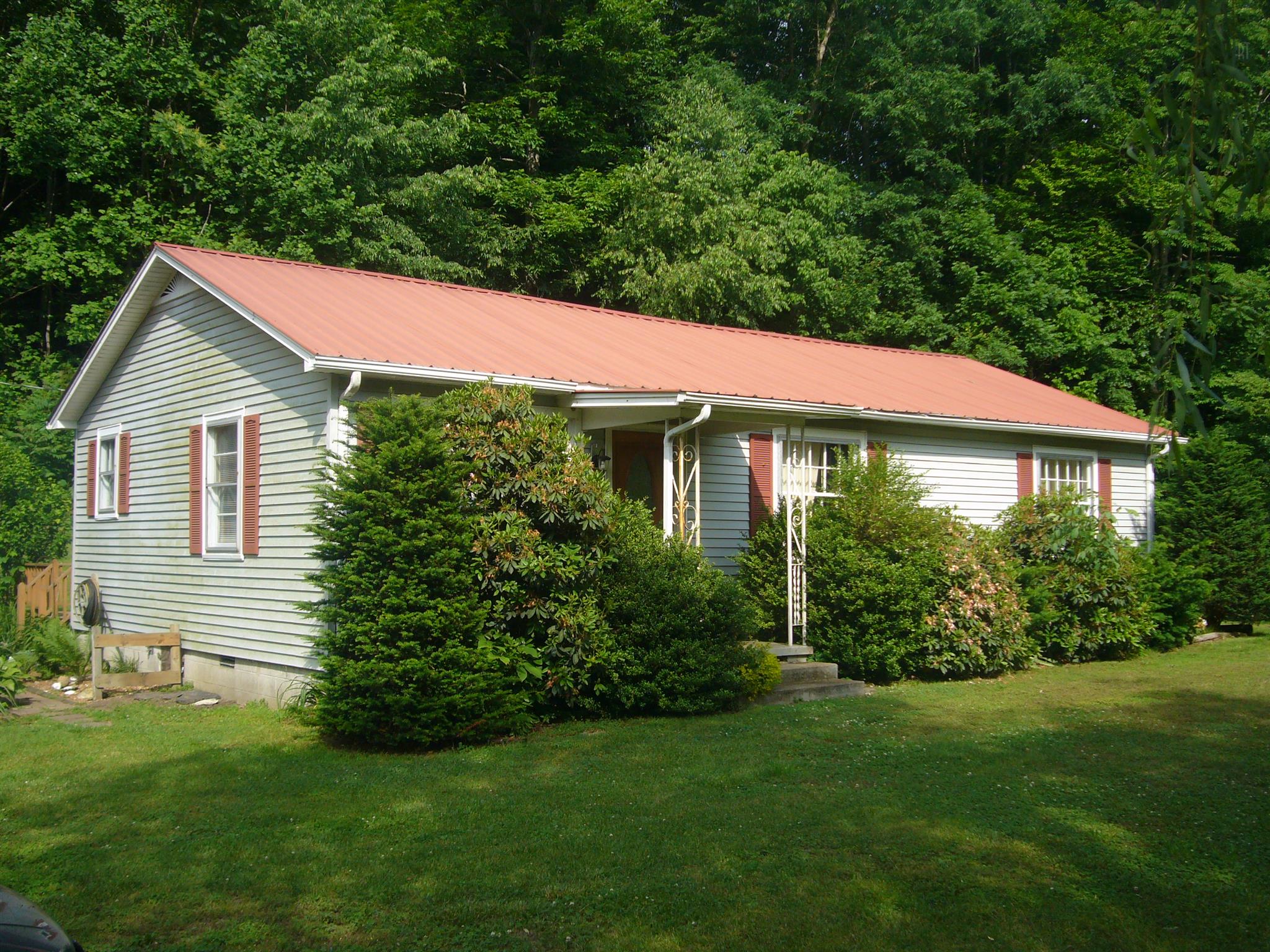 1005 North Springs Road Red Boiling Springs, TN 37150 - Photo 2 of 20 a view of a house with a yard