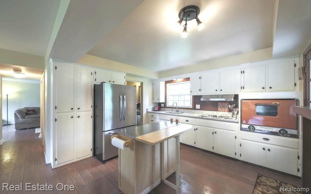 32247 Bonnet Hill Road Farmington Hills, MI 48334 - Photo 2 of 25