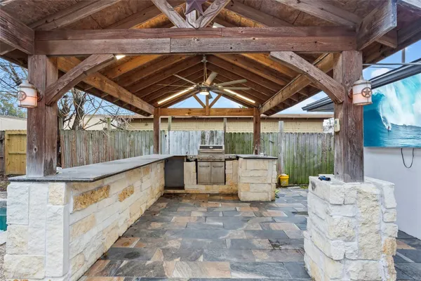 a view of a backyard