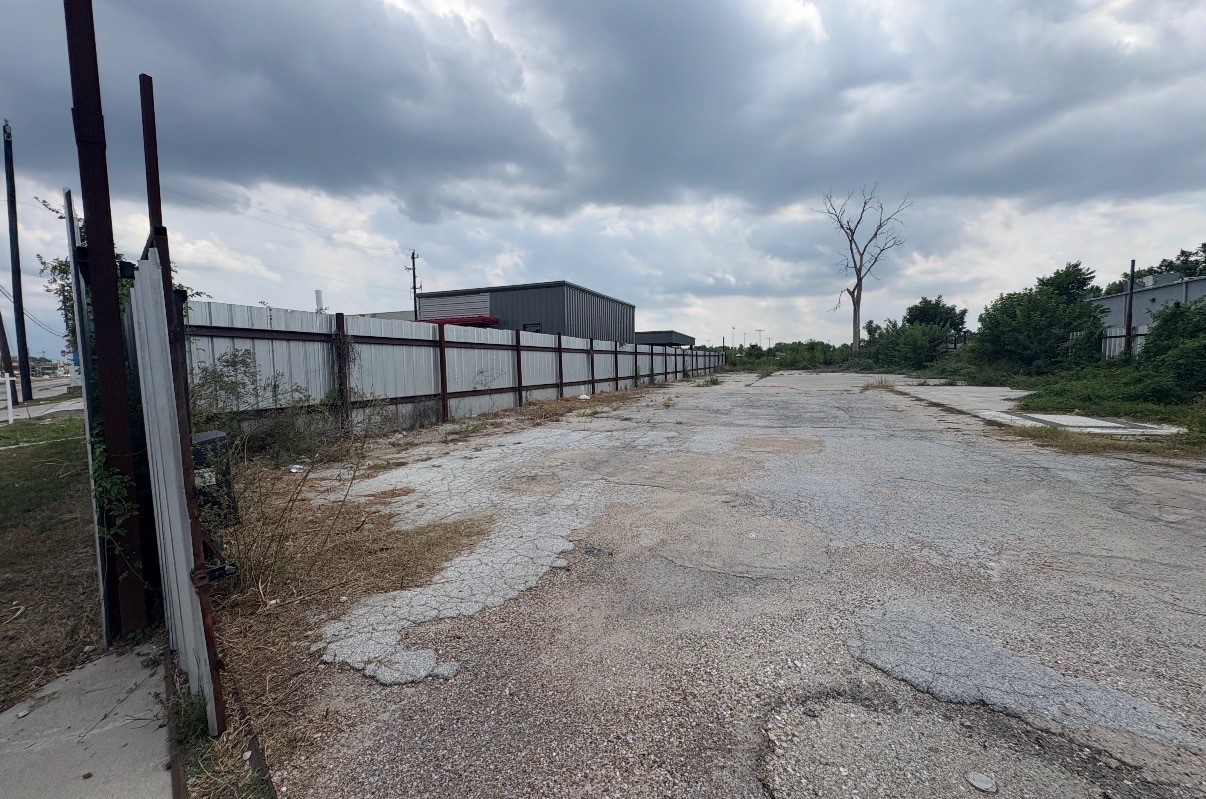 1904 Little York Road Houston, TX 77093 - Photo 4 of 7 a view of a backyard of a house