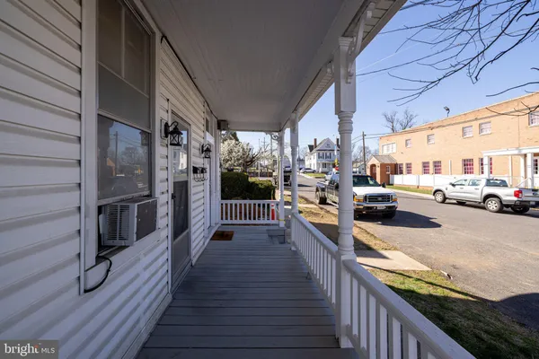 a view of entryway with a deck