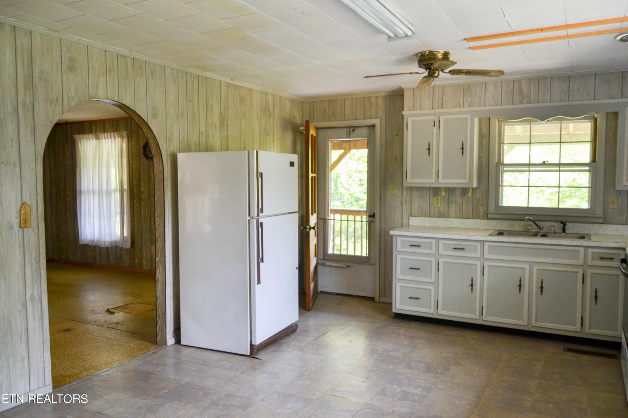 147 Tom Davis Road Livingston, TN 38570 - Photo 9 of 29 a spacious bathroom with a glass door shower and a sink