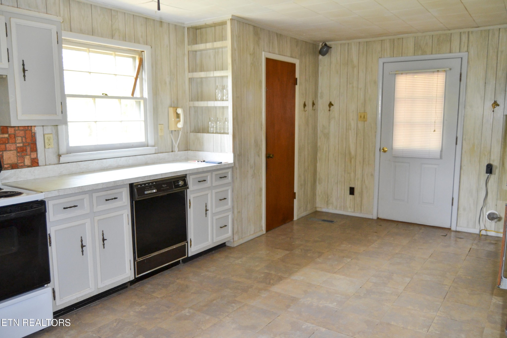 147 Tom Davis Road Livingston, TN 38570 - Photo 10 of 29 a kitchen with stainless steel appliances granite countertop a stove a sink and a refrigerator