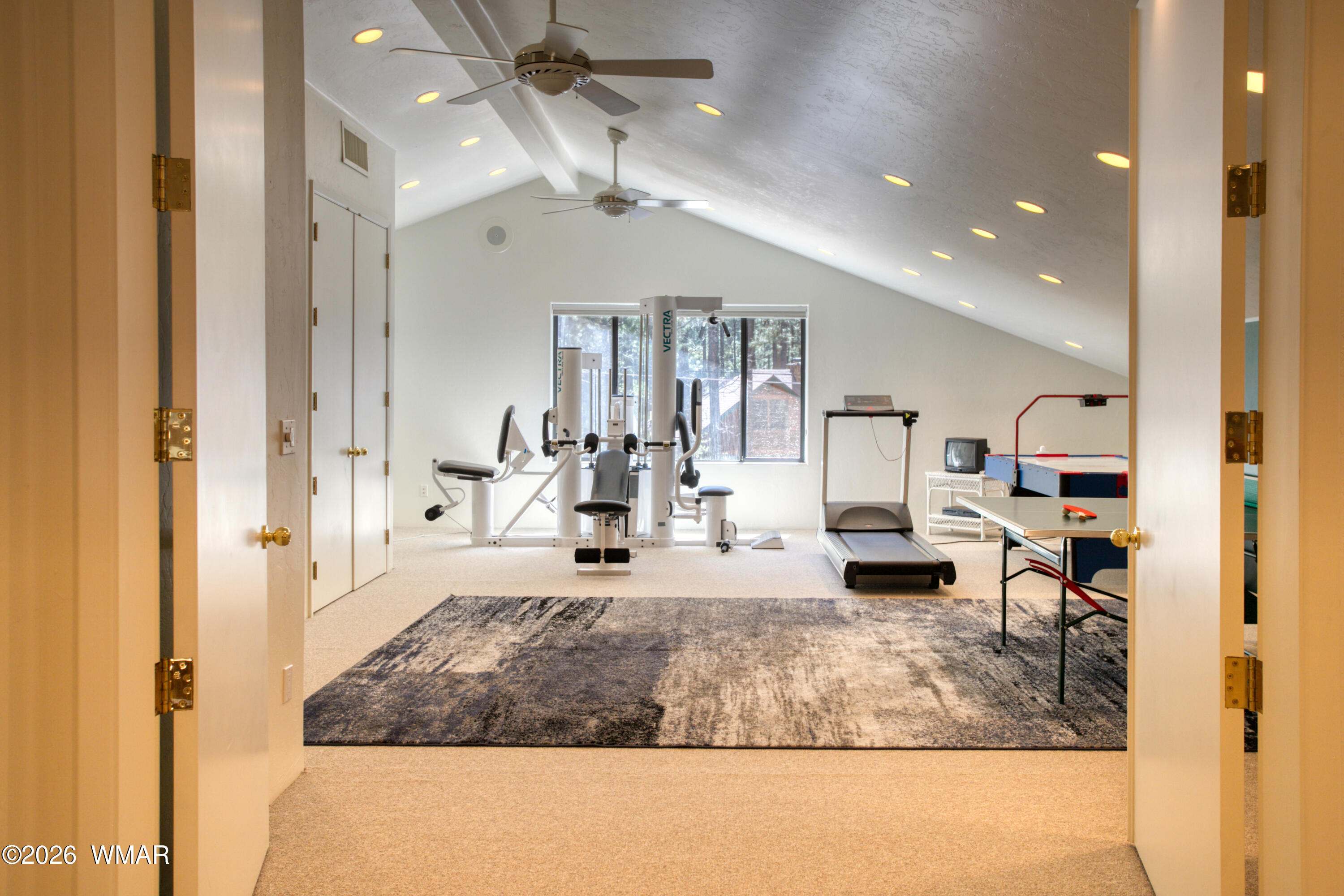 2896 Aspen Road Pinetop, AZ 85935 - Photo 33 of 75 a view of living room and kitchen