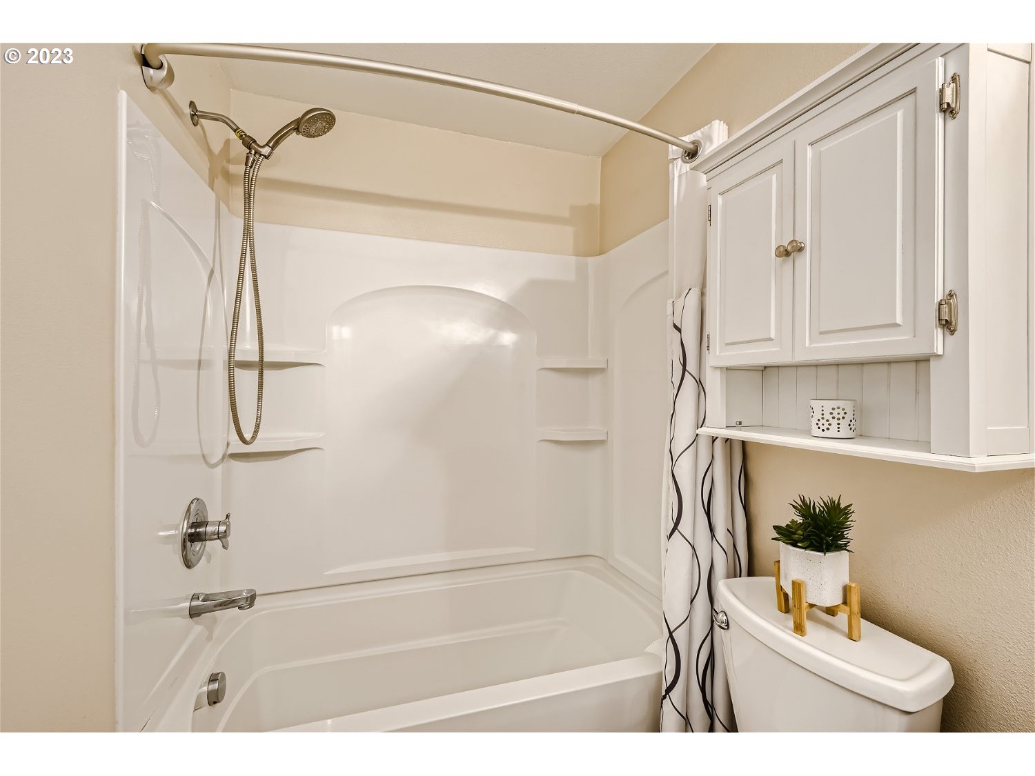 885 Southeast Lambert Circle Gresham, OR 97080 - Photo 18 of 45 a bathroom with a bathtub and a shower