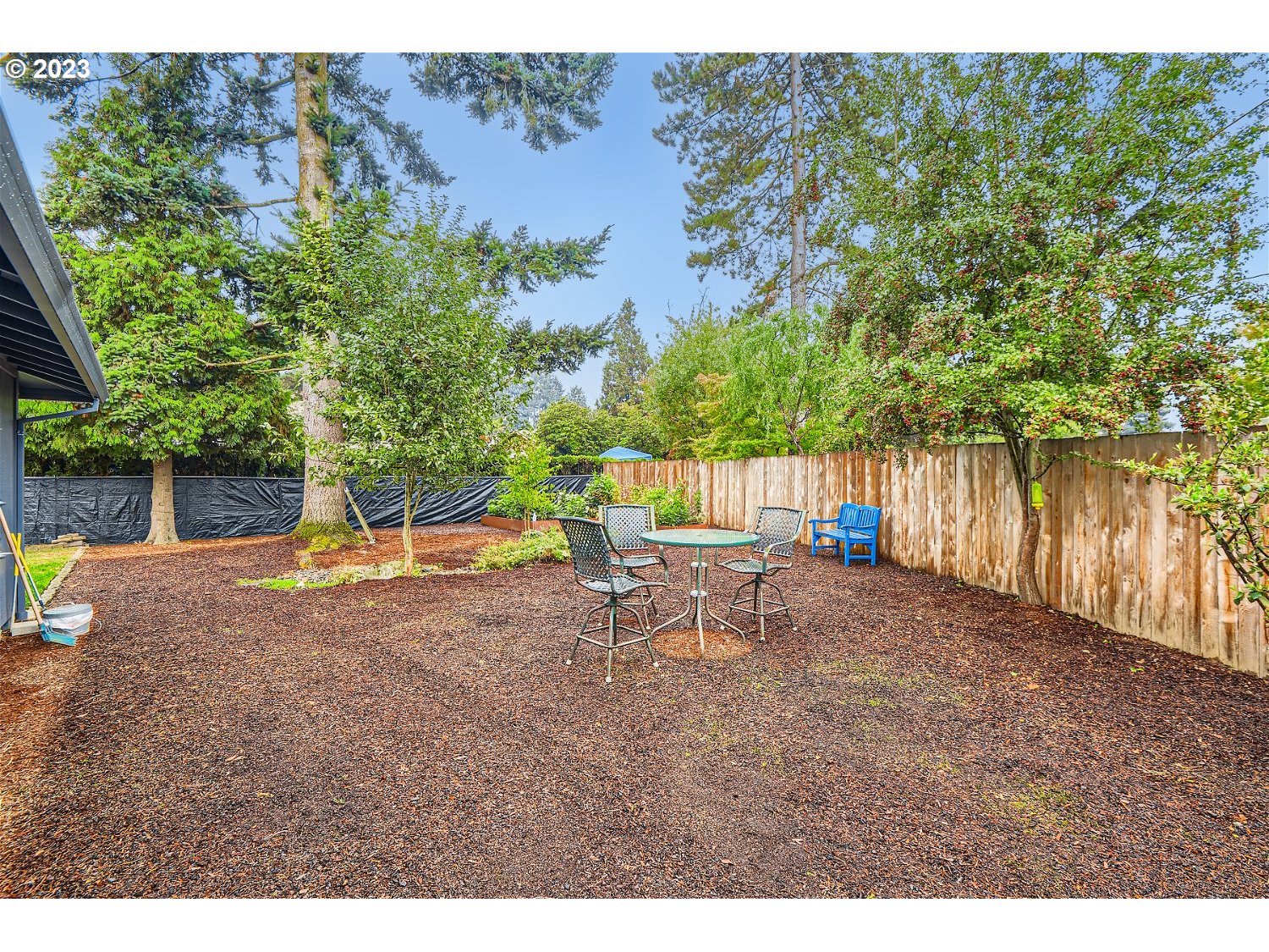 885 Southeast Lambert Circle Gresham, OR 97080 - Photo 27 of 45 a backyard of a house with table and chairs