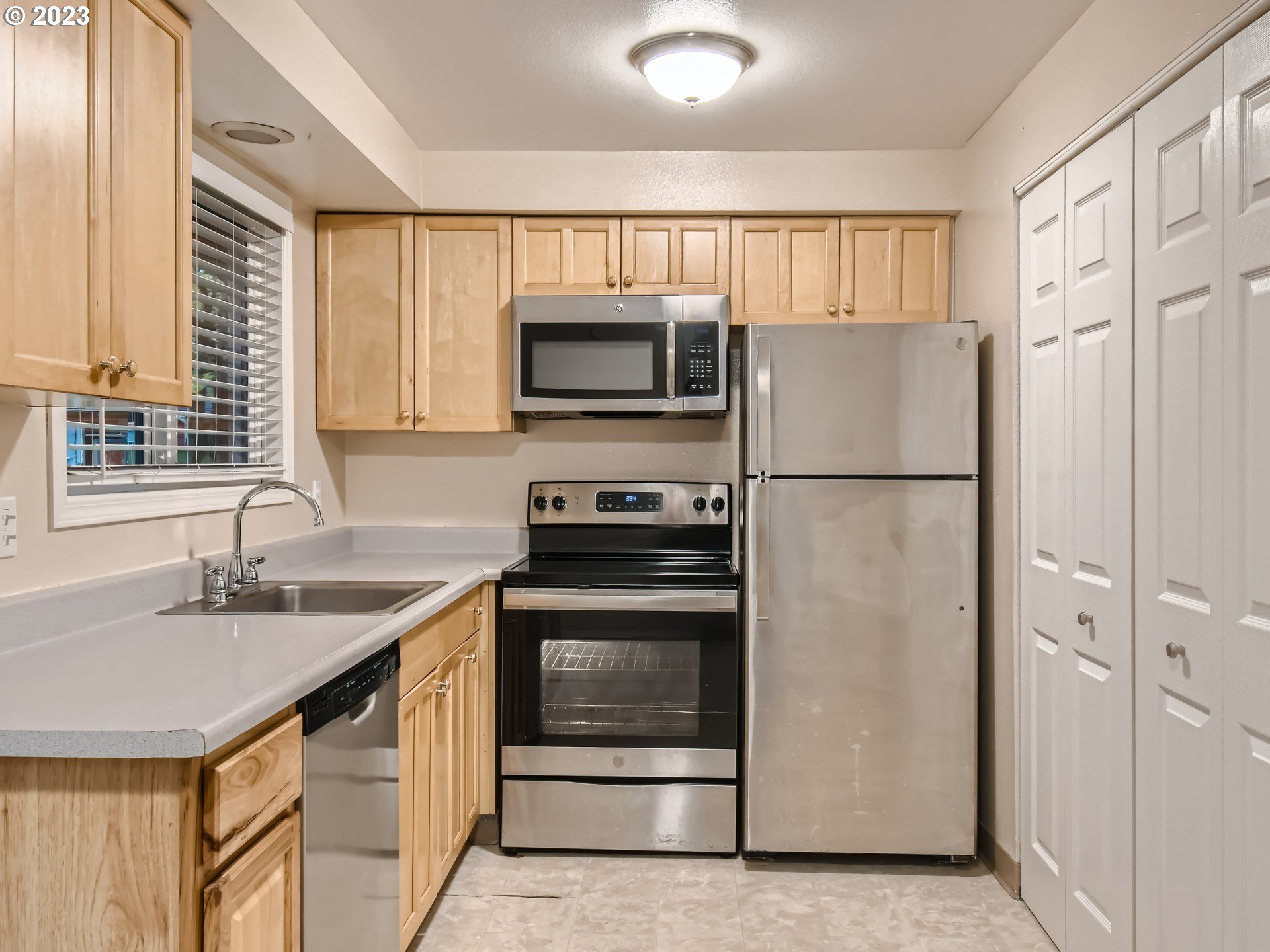 885 Southeast Lambert Circle Gresham, OR 97080 - Photo 32 of 45 a kitchen with granite countertop a refrigerator stove and microwave