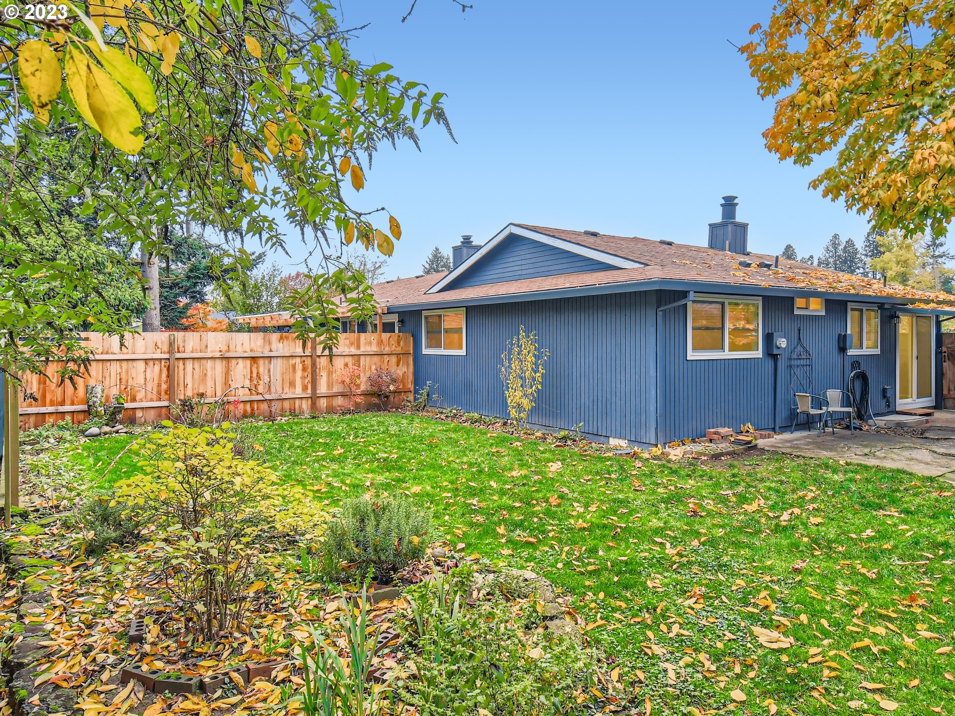 885 Southeast Lambert Circle Gresham, OR 97080 - Photo 42 of 45 a front view of a house with garden