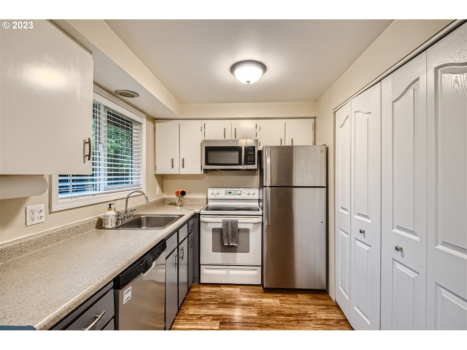 885 Southeast Lambert Circle Gresham, OR 97080 - Photo 10 of 45 a kitchen with stainless steel appliances granite countertop a refrigerator a stove a sink and a microwave
