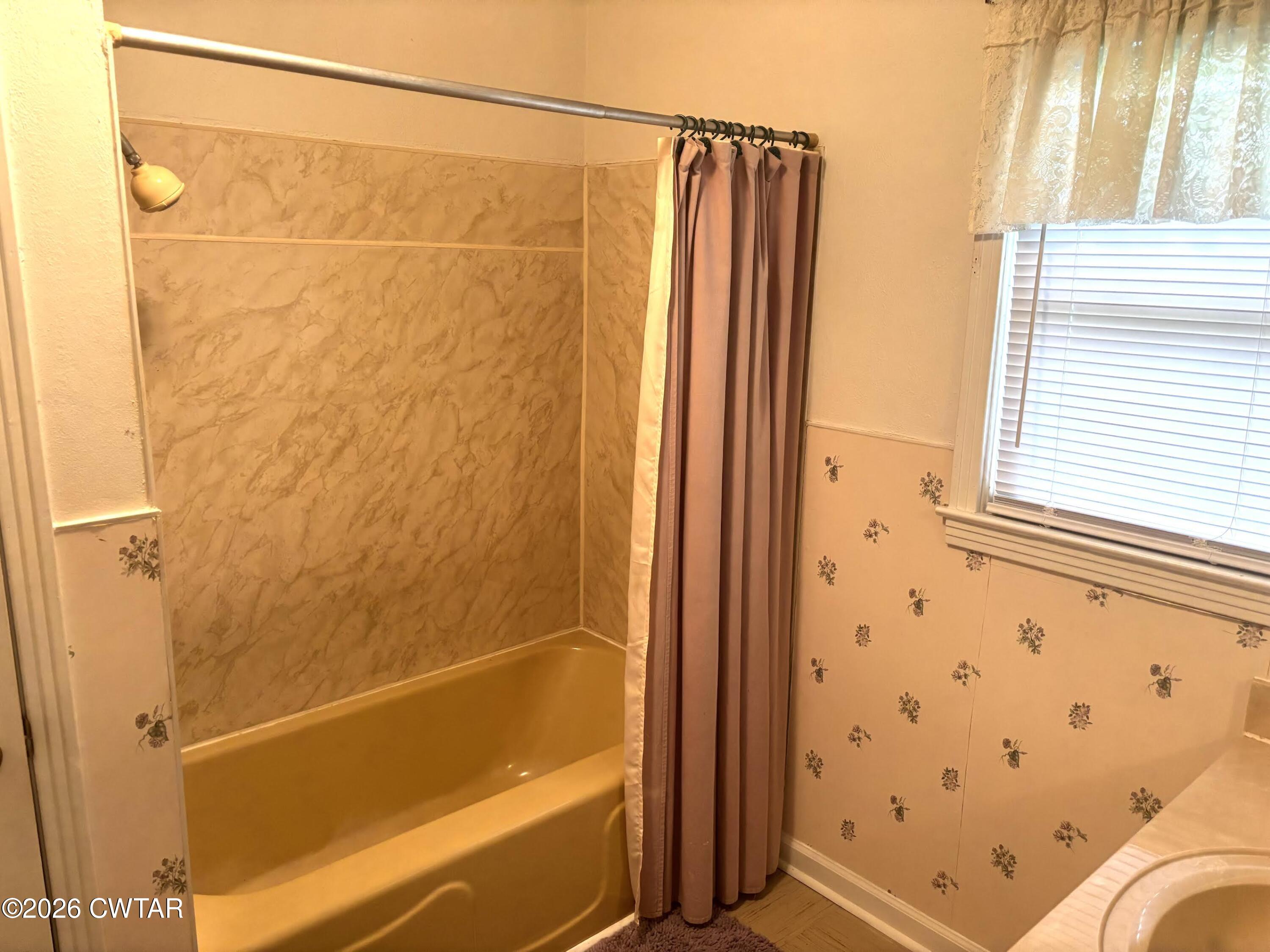 17 Brazil Schoolhouse Road Trenton, TN 38382 - Photo 20 of 21 a bathroom with a shower and a tub