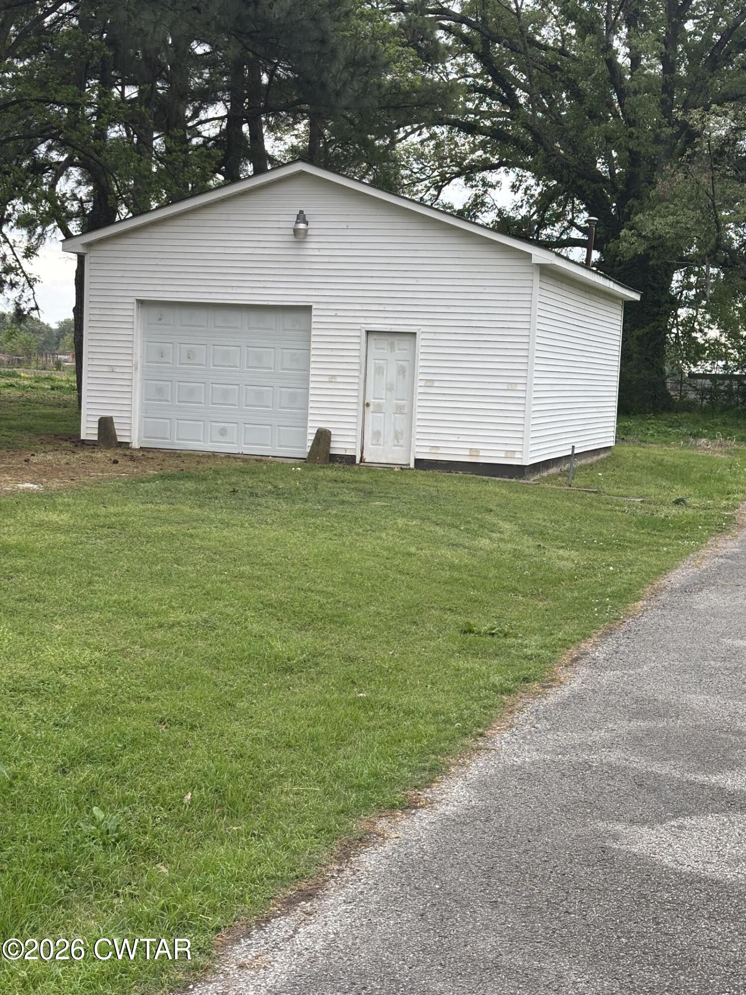 17 Brazil Schoolhouse Road Trenton, TN 38382 - Photo 3 of 21 a backyard of a house with plants and large tree