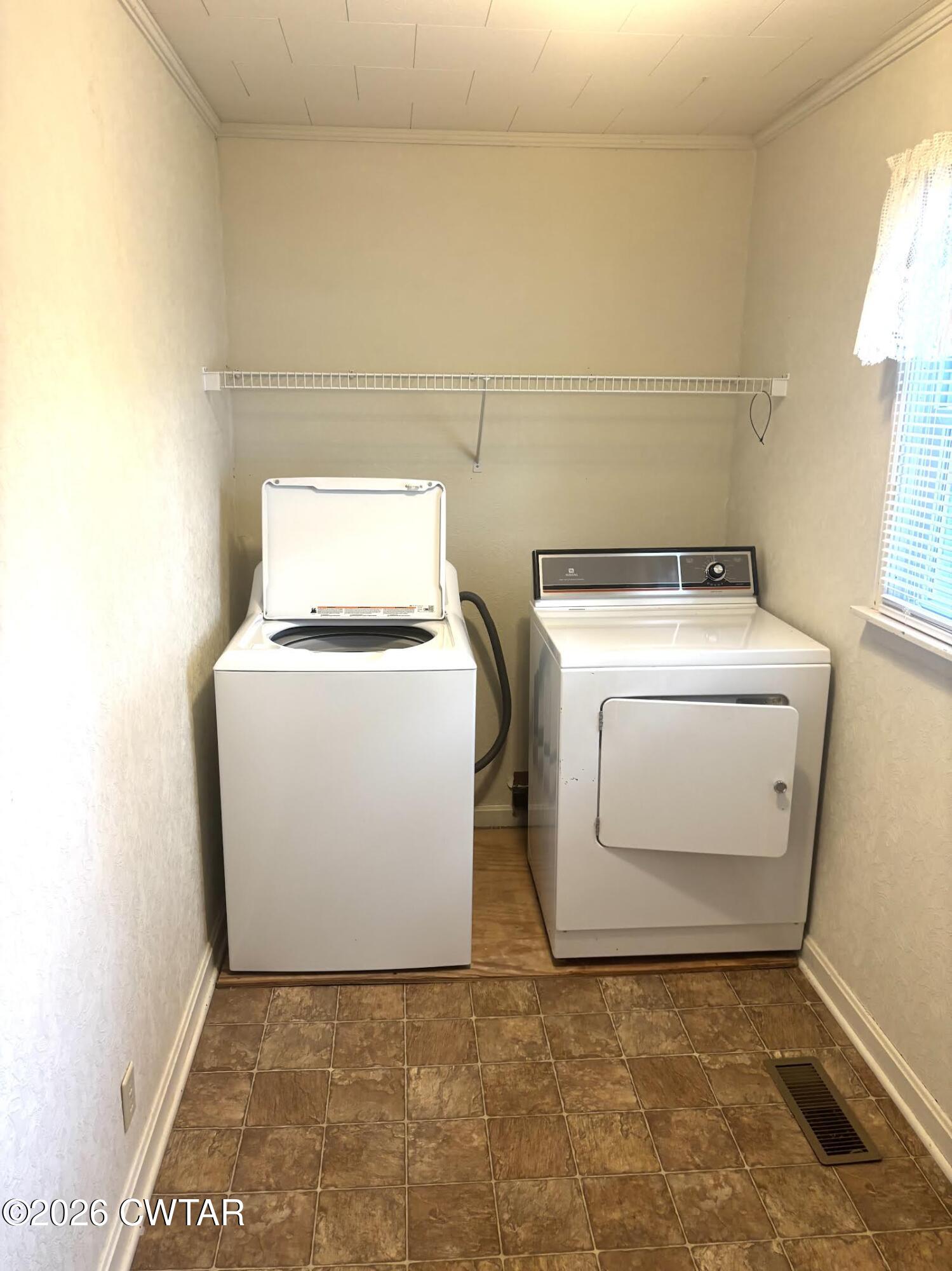 17 Brazil Schoolhouse Road Trenton, TN 38382 - Photo 9 of 21 a utility room with dryer and washer