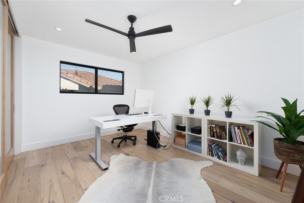 10631 Equestrian Drive North Tustin, CA 92705 - Photo 19 of 35 a workspace with furniture