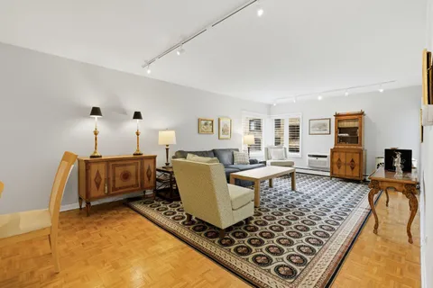 $550,000 | 1333 Maple Avenue, Unit 2E, Evanston, IL 60201