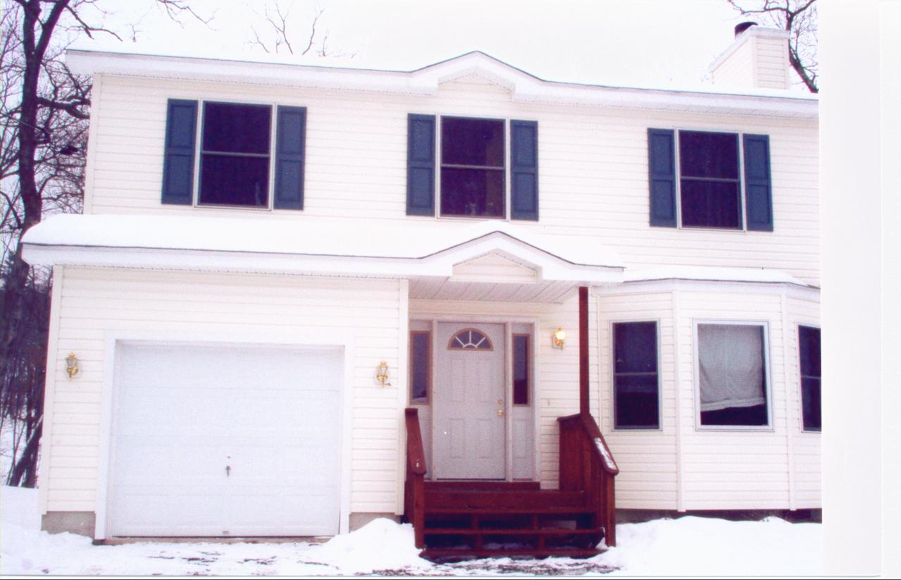 679 Hampstead Road Bushkill, PA 18324 - Photo 1 of 10 a front view of a house