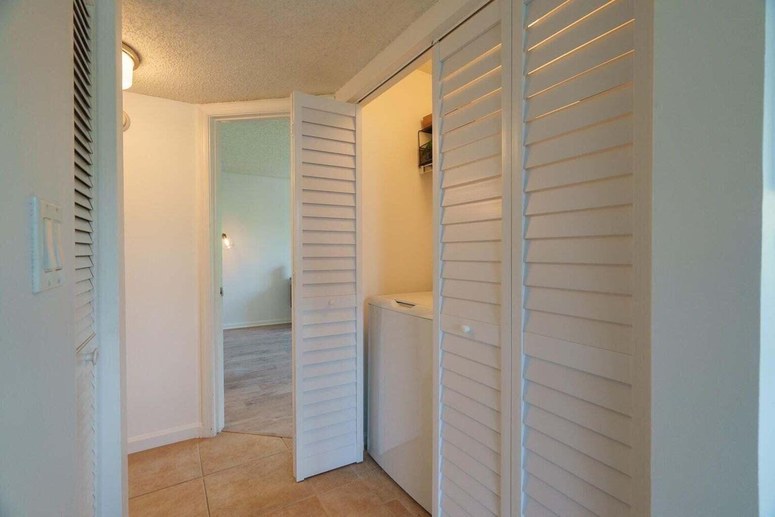 1050 Crystal Way, Unit P Delray Beach, FL 33444 - Photo 17 of 17 a view of bathroom with shower