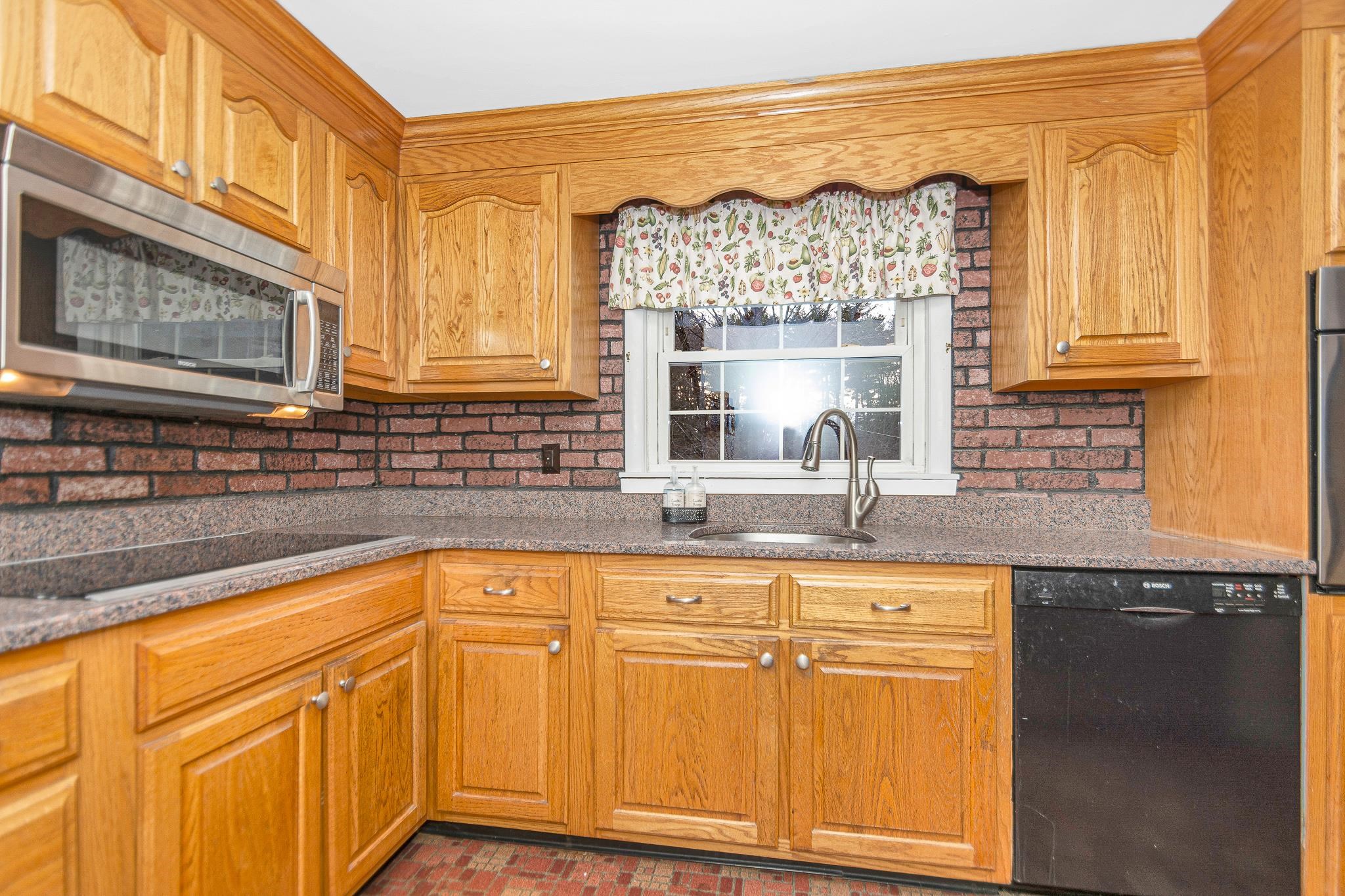 136 Lawrence Road Salem, NH 03079 - Photo 11 of 37