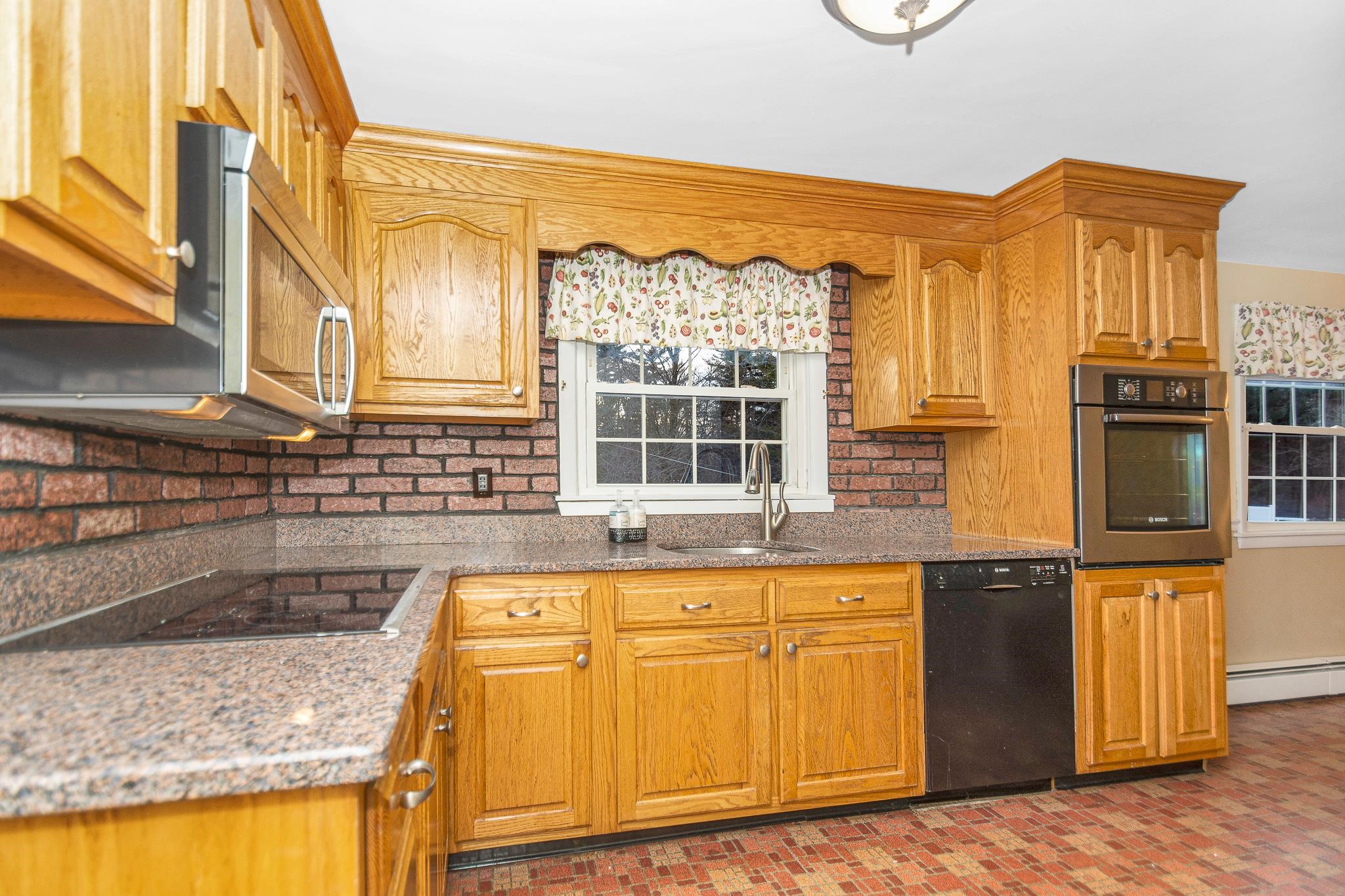 136 Lawrence Road Salem, NH 03079 - Photo 12 of 37