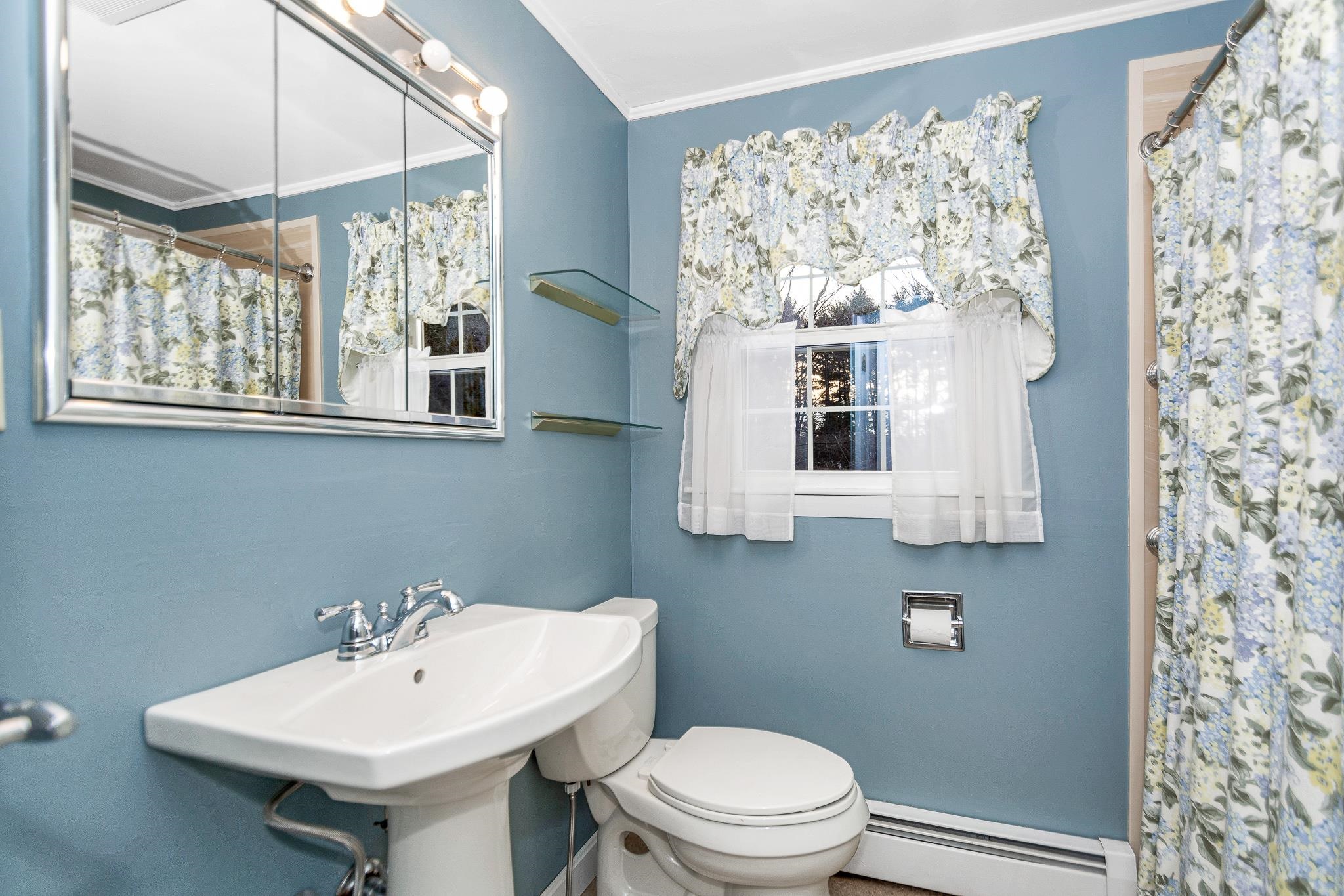 136 Lawrence Road Salem, NH 03079 - Photo 13 of 37