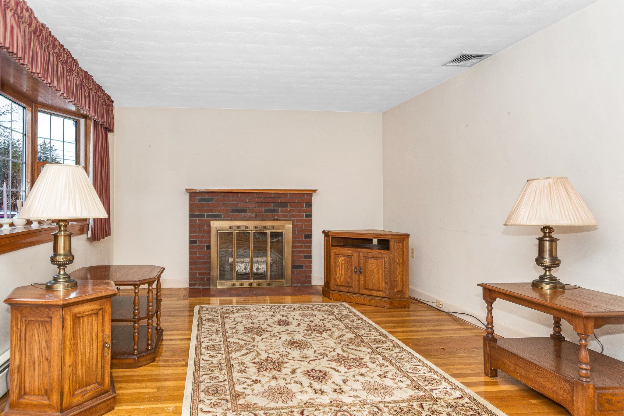 136 Lawrence Road Salem, NH 03079 - Photo 2 of 37