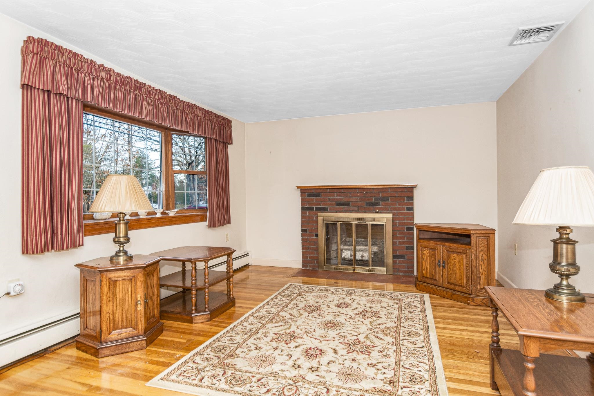 136 Lawrence Road Salem, NH 03079 - Photo 3 of 37