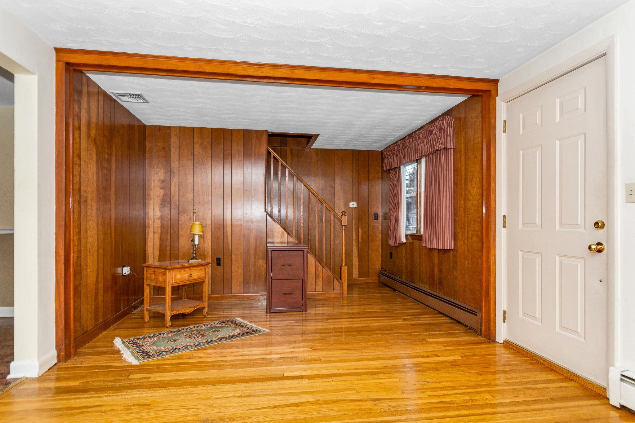 136 Lawrence Road Salem, NH 03079 - Photo 4 of 37