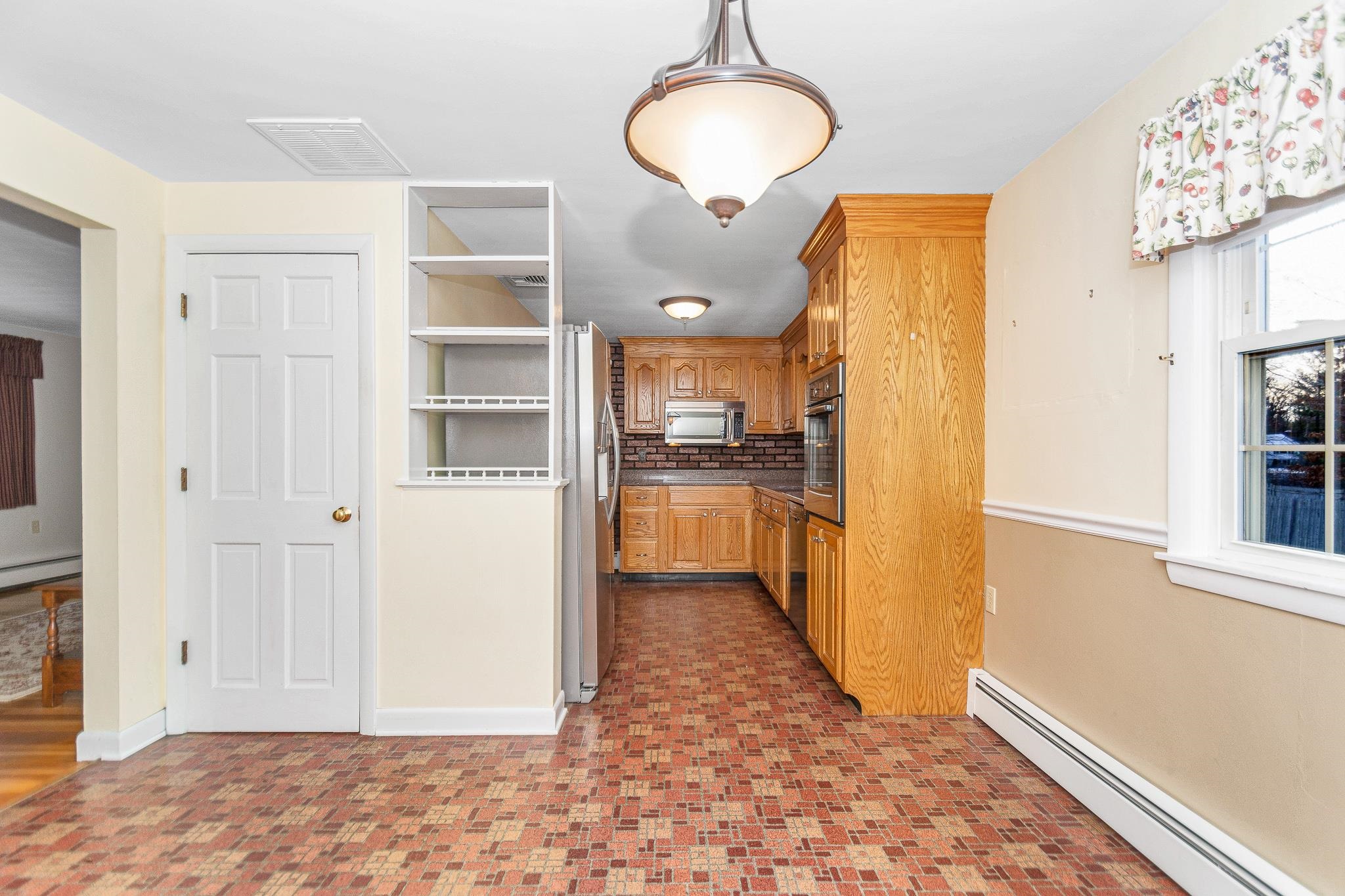 136 Lawrence Road Salem, NH 03079 - Photo 7 of 37