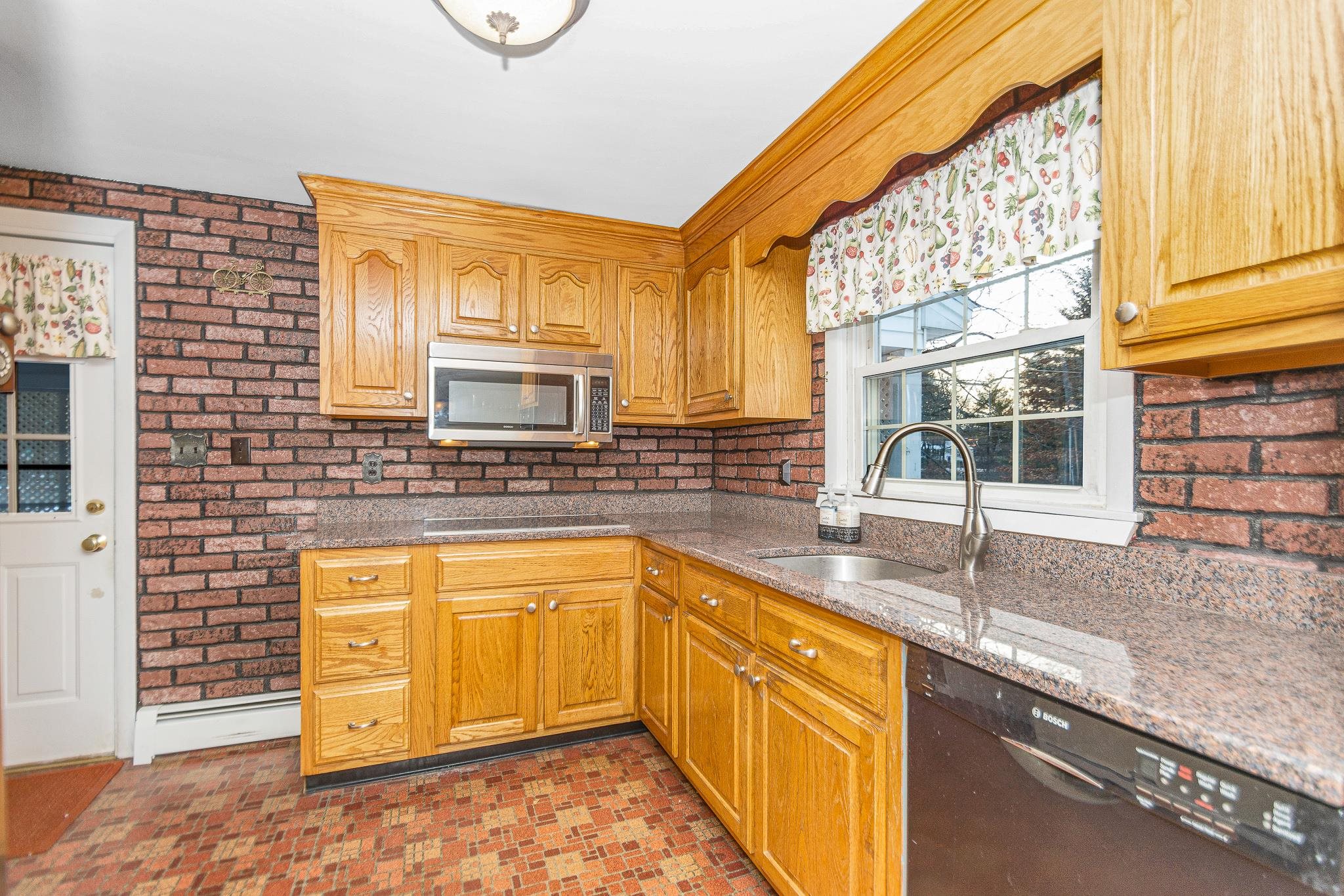 136 Lawrence Road Salem, NH 03079 - Photo 9 of 37