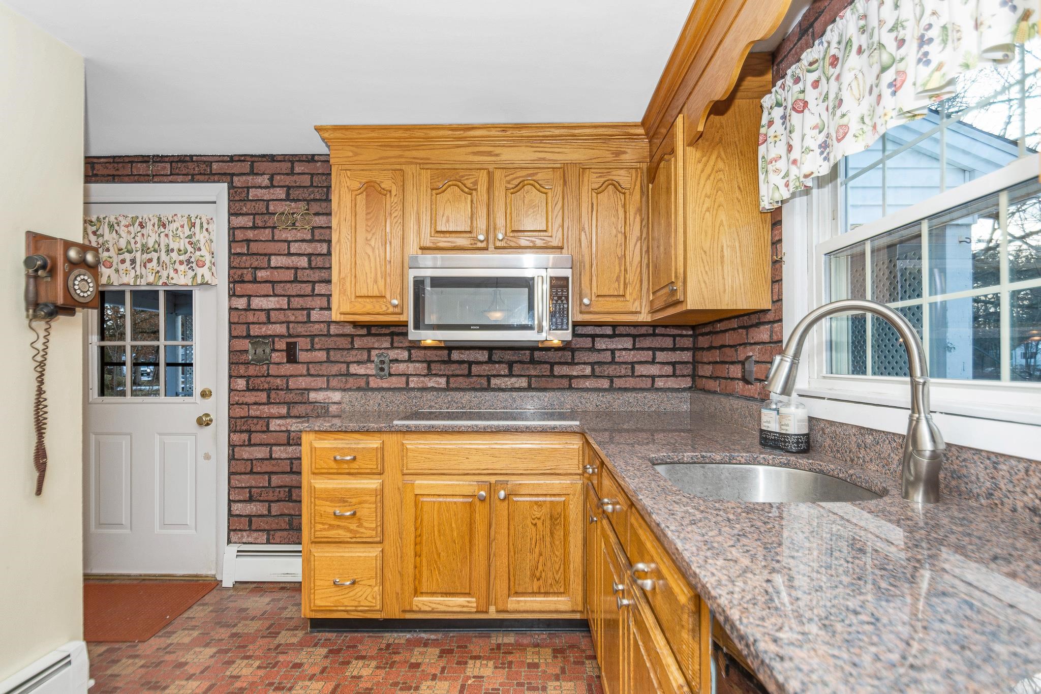 136 Lawrence Road Salem, NH 03079 - Photo 10 of 37