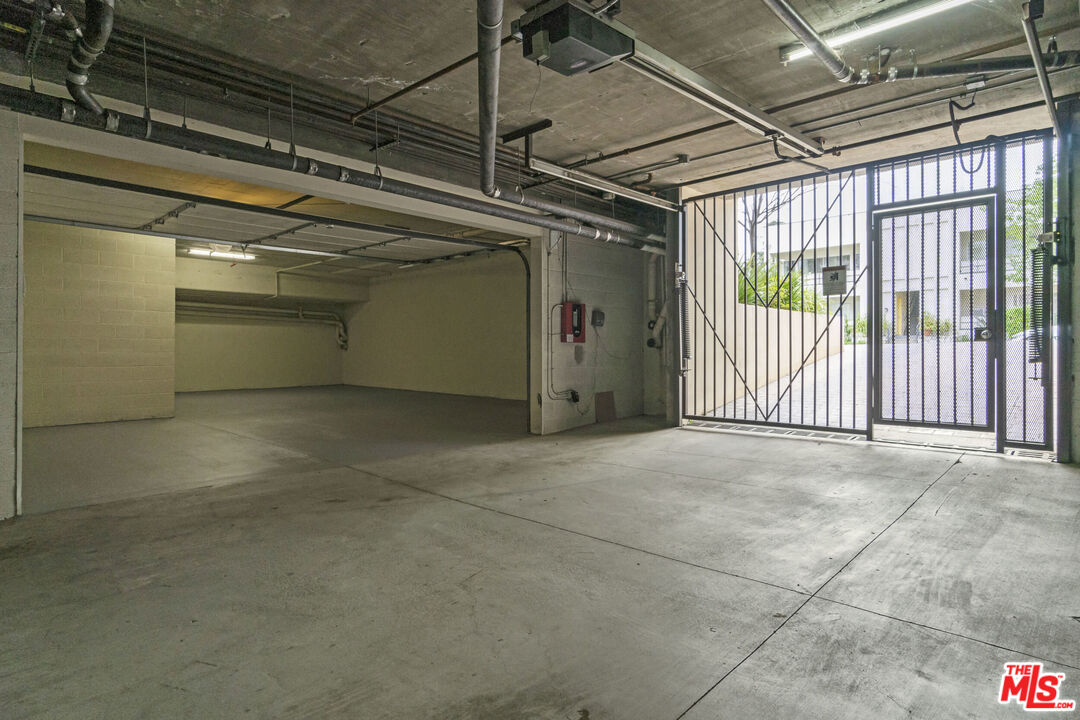 10765 Wilkins Avenue, Unit 8 Los Angeles, CA 90024 - Photo 30 of 33 a view of empty room