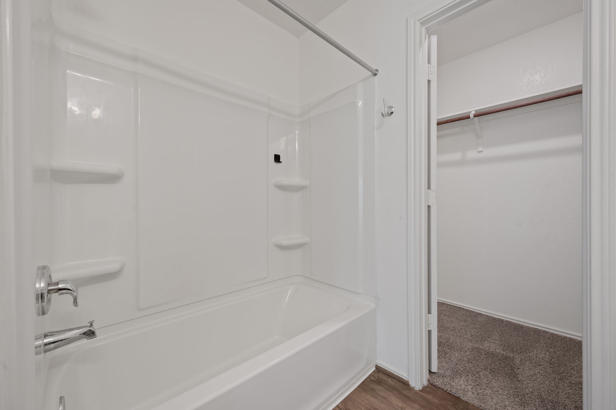 817 Circle Way Jarrell, TX 76537 - Photo 24 of 39 a bathroom with a bathtub